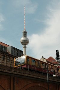 地下城市探险剧封面，废弃地铁隧道中的神秘光源与探险者剪影