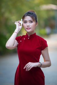 民国悬疑剧封面，旗袍女侦探在昏黄灯光下翻阅卷宗